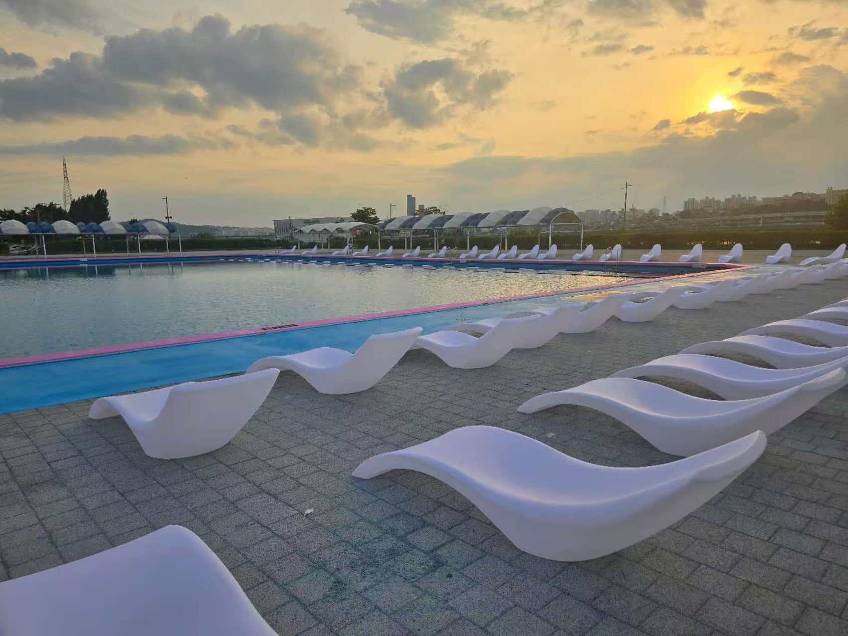 Pool Furniture Sunbed Lounge Chaise Sun Lounger Daybed Deckchair for Swimming Pool Waterproof Beach White Ledge Loungers